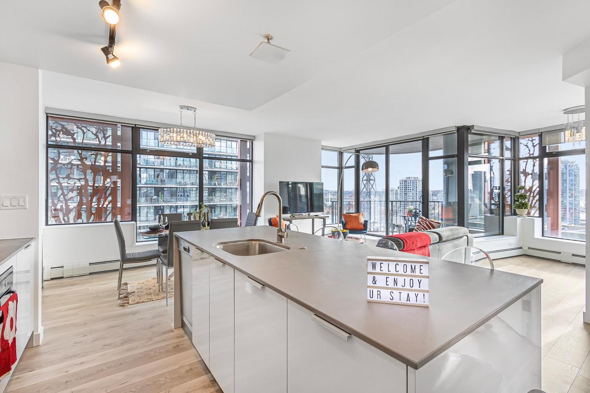 Spacious Modern High-Rise With Ocean & City Views バンクーバー エクステリア 写真