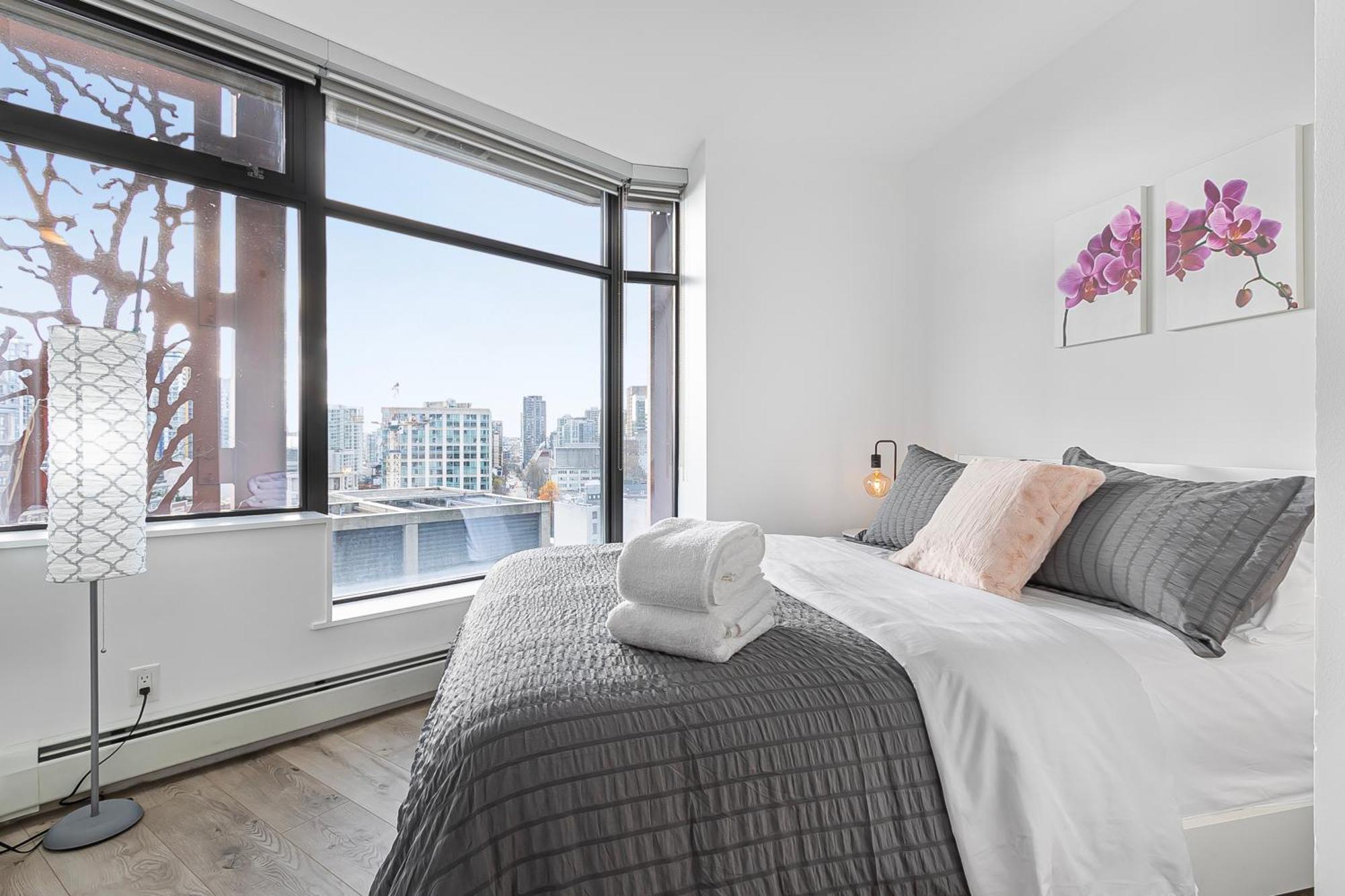 Spacious Modern High-Rise With Ocean & City Views バンクーバー エクステリア 写真